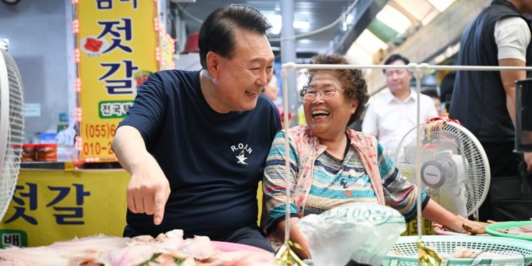 尹, 휴가 첫날 민생 현장으로…통영중앙시장 돌며 시민들과 소통