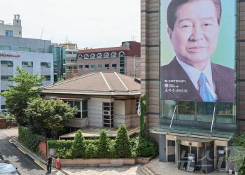 DJ 사저 매각→전재산 내놓은 박지원… “진정한 충신” 봇물