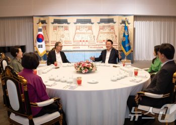 尹, 이명박 전 대통령 부부와 만찬…원전 생태계 정상화 등 논의