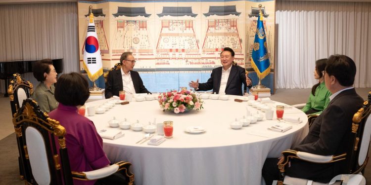 尹, 이명박 전 대통령 부부와 만찬…원전 생태계 정상화 등 논의