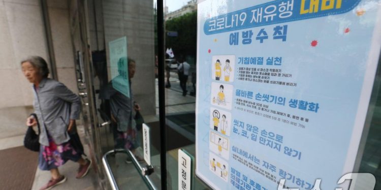 폭염 속 마스크, 진단키트 품귀…코로나 재유행에 ‘3년전으로’
