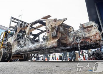 “배터리 완충, 진짜 위험해?”…충전기 들고 고민하는 차주들