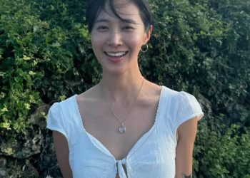 유리, 과감 노출 의상에도 돋보이는 청순미…제주도서 힐링