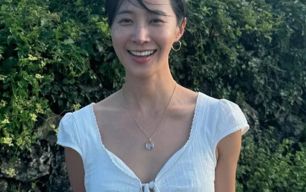 유리, 과감 노출 의상에도 돋보이는 청순미…제주도서 힐링