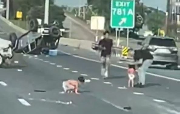 고속도로 한복판 기저귀 찬 아기들 엉금엉금…”車에서 튕겨 나왔다” 충격