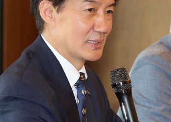 검찰, 조국 소환 통보…文 전 사위 채용 의혹 관련