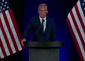 로버트 F 케네디 대선 하차…주요 경합주에서 트럼프 지지