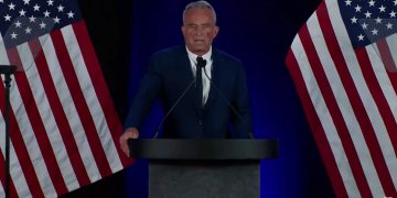 로버트 F 케네디 대선 하차…주요 경합주에서 트럼프 지지