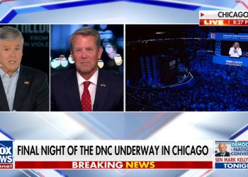 켐프와 트럼프, 뜨거운 포용으로 불화 종식 “해리스 대관식 압도”