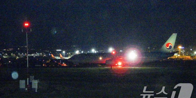 제주공항 운항 재개…”활주로 위 대한항공 항공기 견인 성공”