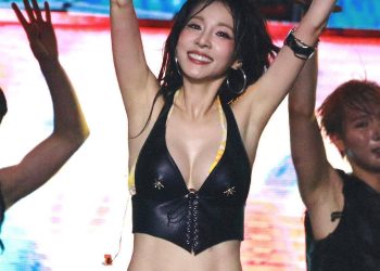 산다라박, 반전 글래머 몸매 …싱가포르 워터밤 장악한 파격 노출