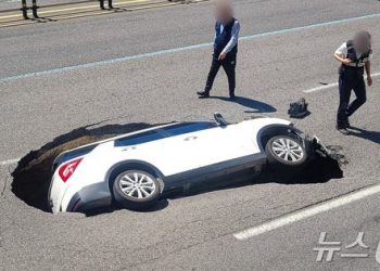 ‘옆으로 누워 땅속으로’ 간 SUV…연희동 싱크홀 사고 블박 아찔