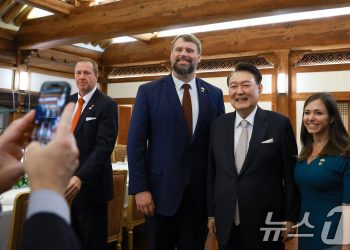 케이티 브릿 상원의원, 윤석열 대통령 부부 만나다