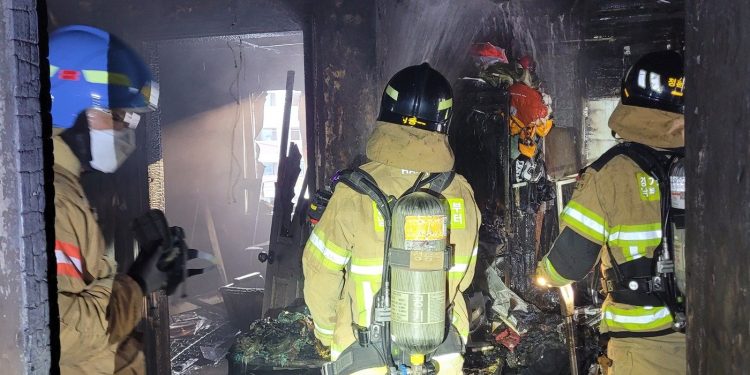 불길 속 3층서 할머니 안고 뛰어내린 손자…할머니는 결국 사망