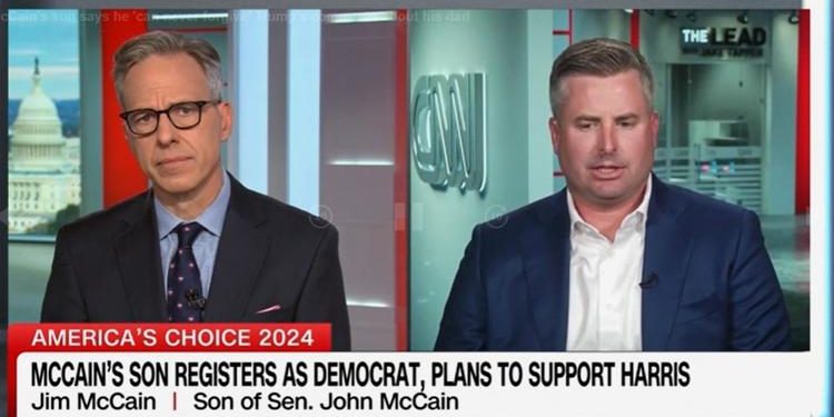 트럼프에 분노한 매케인 막내아들 “해리스에게 투표하겠다”
