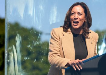 ‘격전지에 총력을’…해리스, 트럼프와 TV토론 후 경합주 순방