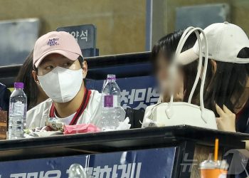 이강인, 2살 연상 두산家 박상효씨와 열애설…”파리서 데이트, 잠실 구장 직관도”