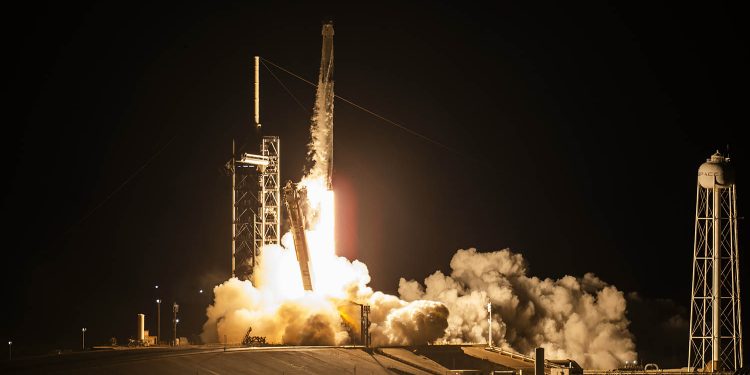 억만장자 탄 스페이스X 우주선 발사…최초 민간인 우주유영 한다