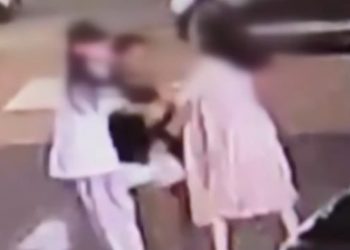 딸 14세 남친 흉기로 찌른 엄마 “경찰이 못하니 내가”…딸은 무릎꿇고 빌었다[CCTV 영상]