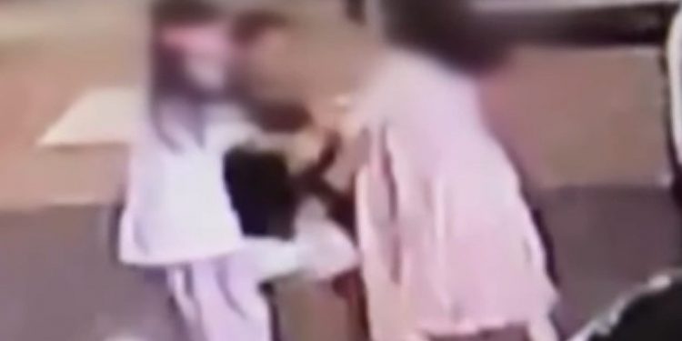 딸 14세 남친 흉기로 찌른 엄마 “경찰이 못하니 내가”…딸은 무릎꿇고 빌었다[CCTV 영상]