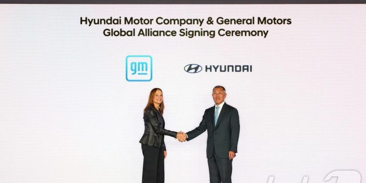경쟁사 GM 손잡은 현대차…中 전기차 맞서 ‘톱티어 체력’ 키운다