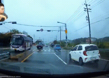 중앙분리대 들이받은 운전자, 문 열자 속옷 무릎 아래 ‘헤롱헤롱'[영상]