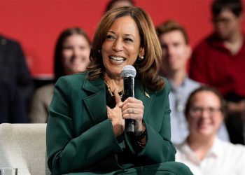 해리스 막판 전략은 “연예인으로 눈길 잡고, 트럼프 쇠약함 강조”