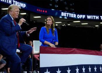 트럼프, 4년 전과 달리 사전투표 독려 효과 보나…현재까진 고무적