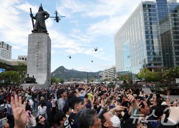 전투기 편대 비행에 “우와”…시가행진 군인들에 손 흔들며 환호