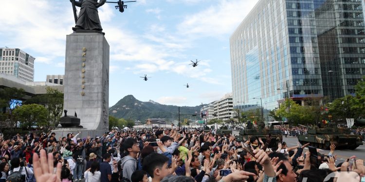 전투기 편대 비행에 “우와”…시가행진 군인들에 손 흔들며 환호