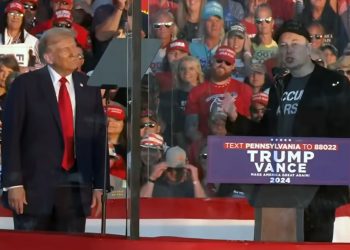 머스크, ‘마가’ 모자 쓰고 트럼프 유세장 등장…가슴엔 ‘화성을 점령하자’