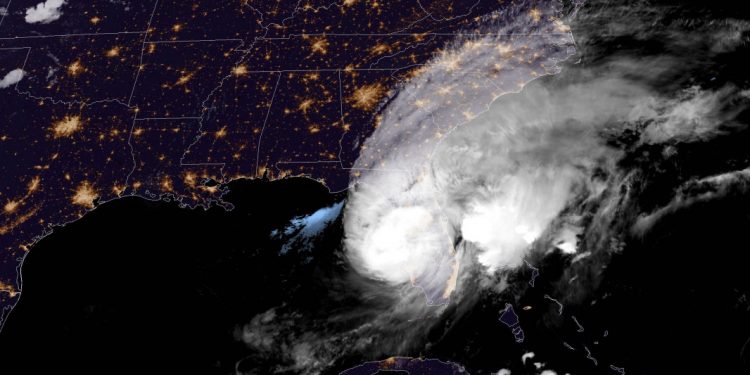 美 대선 덮친 허리케인 공방…”해리스 무능” “트럼프가 거짓말”