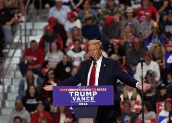 트럼프 “김정은 ‘핵단추’ 위협하다 내게 전화 걸어와 만났다”