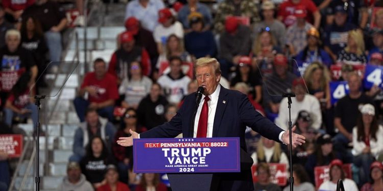 트럼프 “김정은 ‘핵단추’ 위협하다 내게 전화 걸어와 만났다”