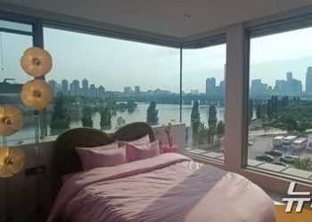 “투숙객 알몸 보여요”…’한강 호텔’ 통창에 반투명 시트지 부착