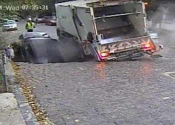 유치원 가던 5세 아이, 싱크홀로 ‘쑥’…망설임 없이 뛰어든 엄마