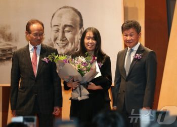 한강 “지난 일주일 특별한 감동…제 글 만나준 모든분 감사”