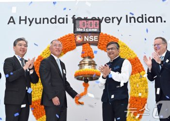 정의선 회장 직접 타종…’역대 최대’ 현대차인도법인 상장