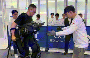 “차세대 웨어러블 로봇, 혼자 힘으로 입고 지팡이 없이 걷는다”