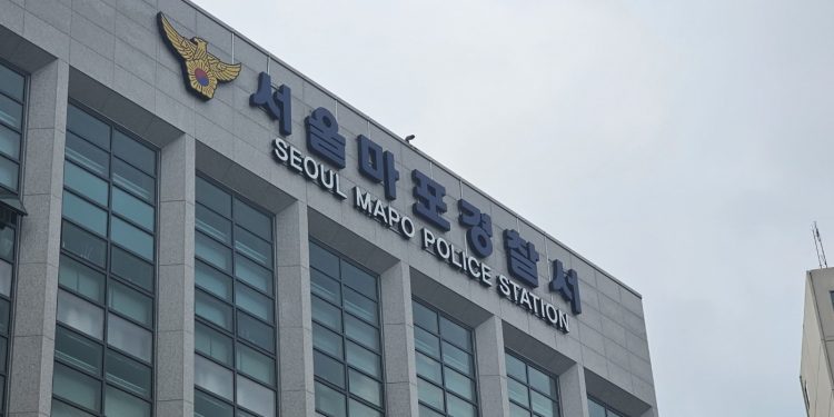 ‘소녀상에 입맞춤’ 美 유튜버 출국정지…’업무방해’ 경찰 수사