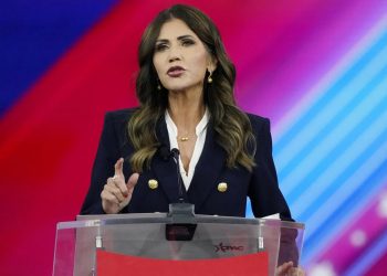 “트럼프, 국토안보부 장관에 크리스티 놈 주지사 지명”