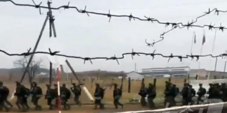 “러, 3월부터 북에 석유 100만 배럴 지원…무기·병력 대가”
