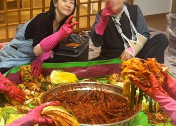 이영애, 김장하는 장금이…민낯에 고무장갑 끼고 브이