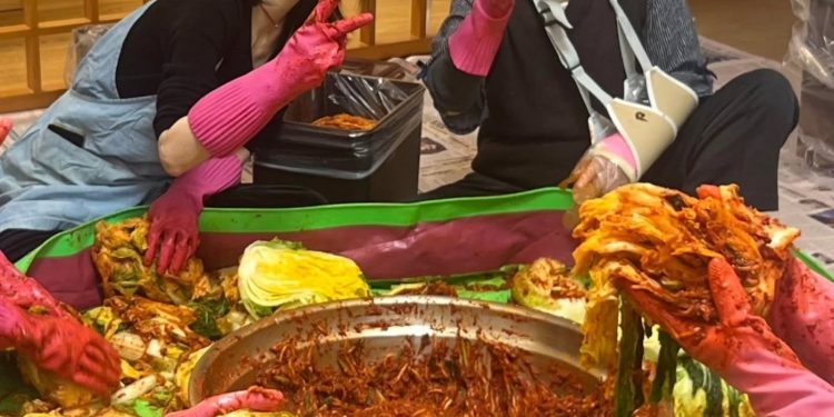 이영애, 김장하는 장금이…민낯에 고무장갑 끼고 브이