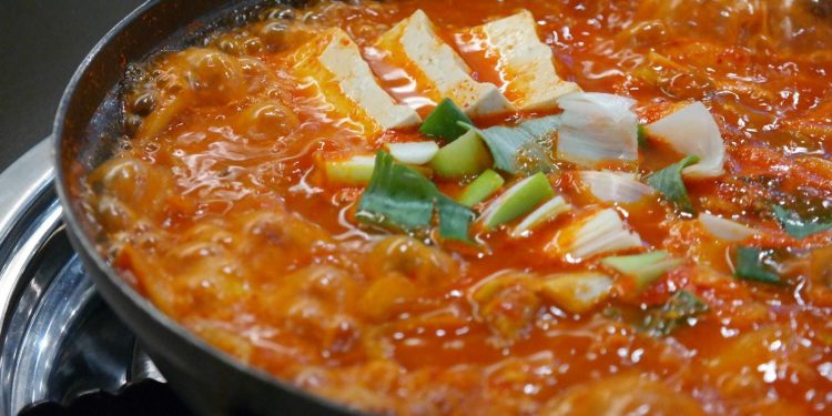 [100세건강] “뜨끈뜨끈한 국물 당기는 겨울…염분 함량 치명적”