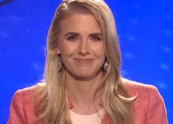 트럼프 ‘문고리’는 33세 여성…”프린터·배터리 들고 언제나 곁에”