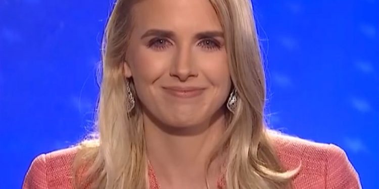 트럼프 ‘문고리’는 33세 여성…”프린터·배터리 들고 언제나 곁에”