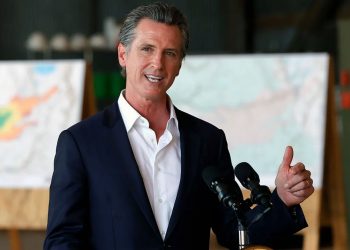 캘리포니아 주지사, 트럼프 겨냥…”전기차 보조금 우리가 주겠다”