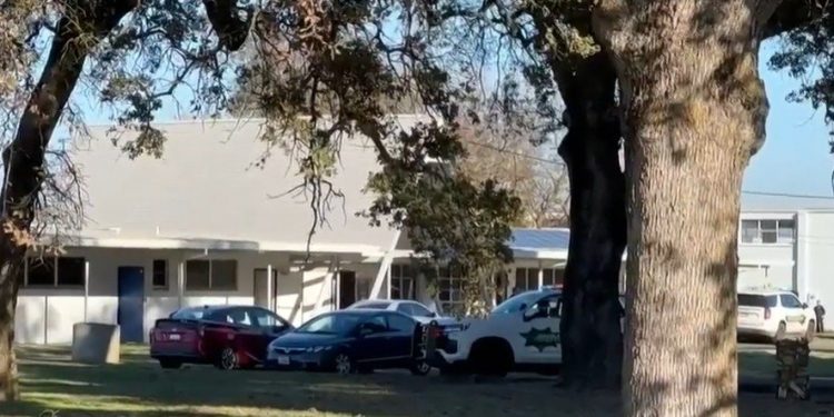 초교서 어린이들에 총 쏘고 스스로 목숨 끊은 괴한…2명 부상