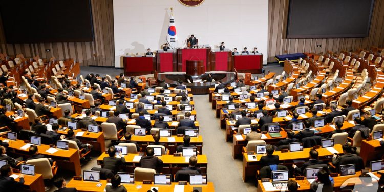 尹 탄핵소추안 부결…국힘 ‘105명 퇴장’ 개표 없이 폐기